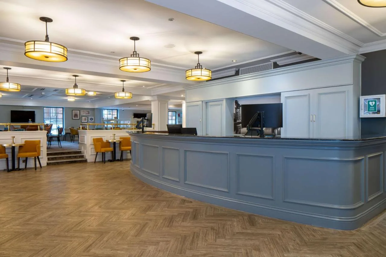 Restaurant and breakfast room